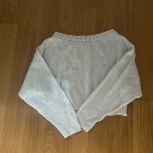 Stickad vit tröja  - Har nästan aldrig använd