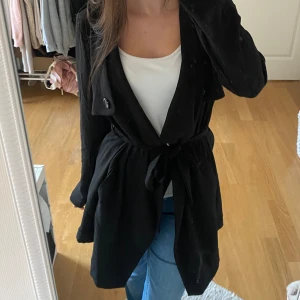 Tunn höst/vår kappa - En jättefin lite längre kapp perfekt till vår/höst. Den är av tunnare material och man knyter den i midjan. Använd några gånger men är i väldigt bra skick ❤️