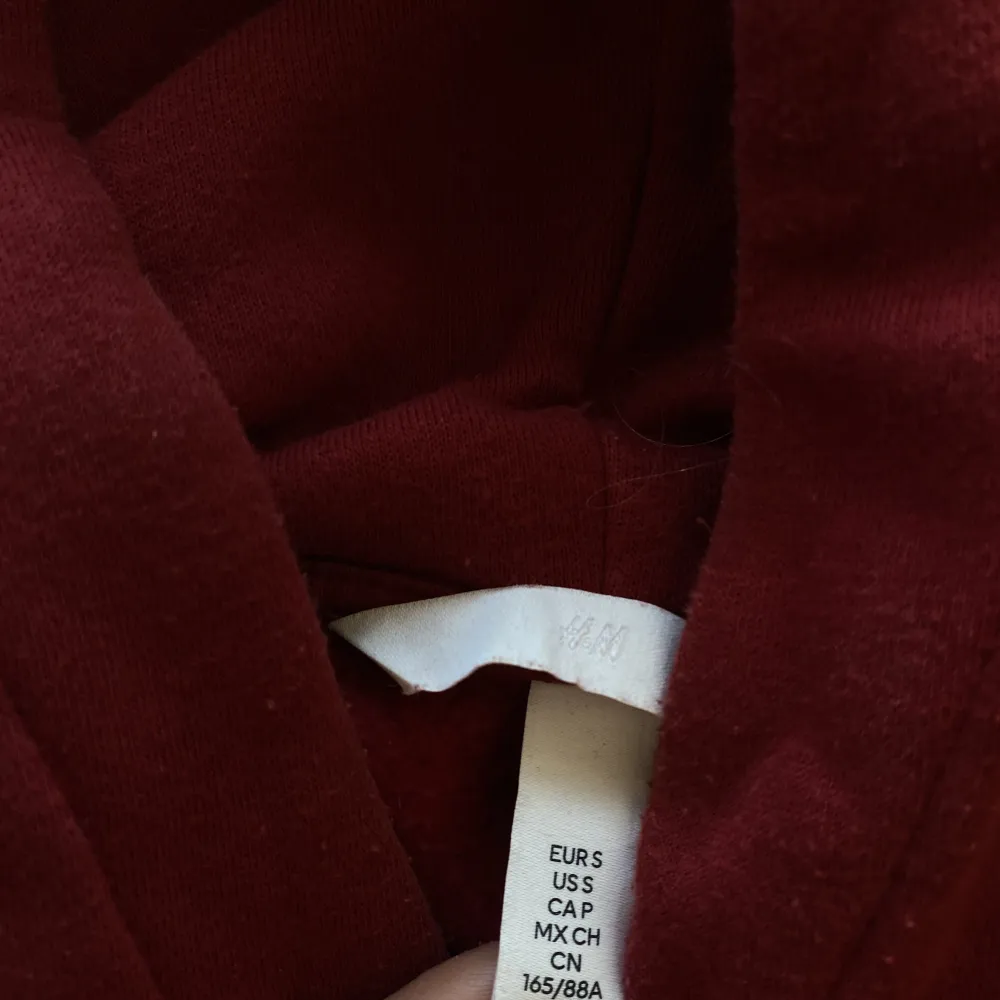 Jätesnygg o skön vinröd hoodie med tryck. Utan snöre och luvan är i tjockt material och lägger sig på plats. Storlek S men passar även M. Hupparit & Collegepaidat.
