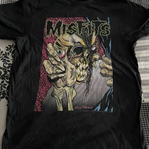 Bandtröja - 2st misfits t-shirts båda i storlek M och svart baksida. Båda för 200.. du står för frakten