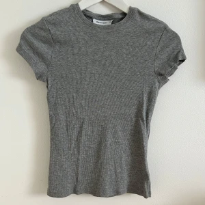 T-shirt - Grå T-shirt från Weekday i storlek S. Använd fåtal gånger☺️