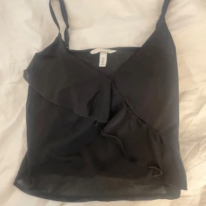 svart festtopp med volang - säljer likadan i vit också!! superfin festtopp med volang på framsidan❣️storlek S 