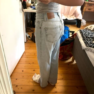 Levis jeans - Väldigt bra passform, storlek w24 l30, passar mig som är 163. Endast använda en gång, toppen skick