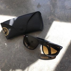 Rayban boyfriend - Säljer nu mina riktigt feta rayban boyfriend i dunder skick! 8,5/10. Pris är verkligen inte hugget i sten. Kom med prisförslag! Dm vid frågor eller bilder! Nypris- runt 1800kr