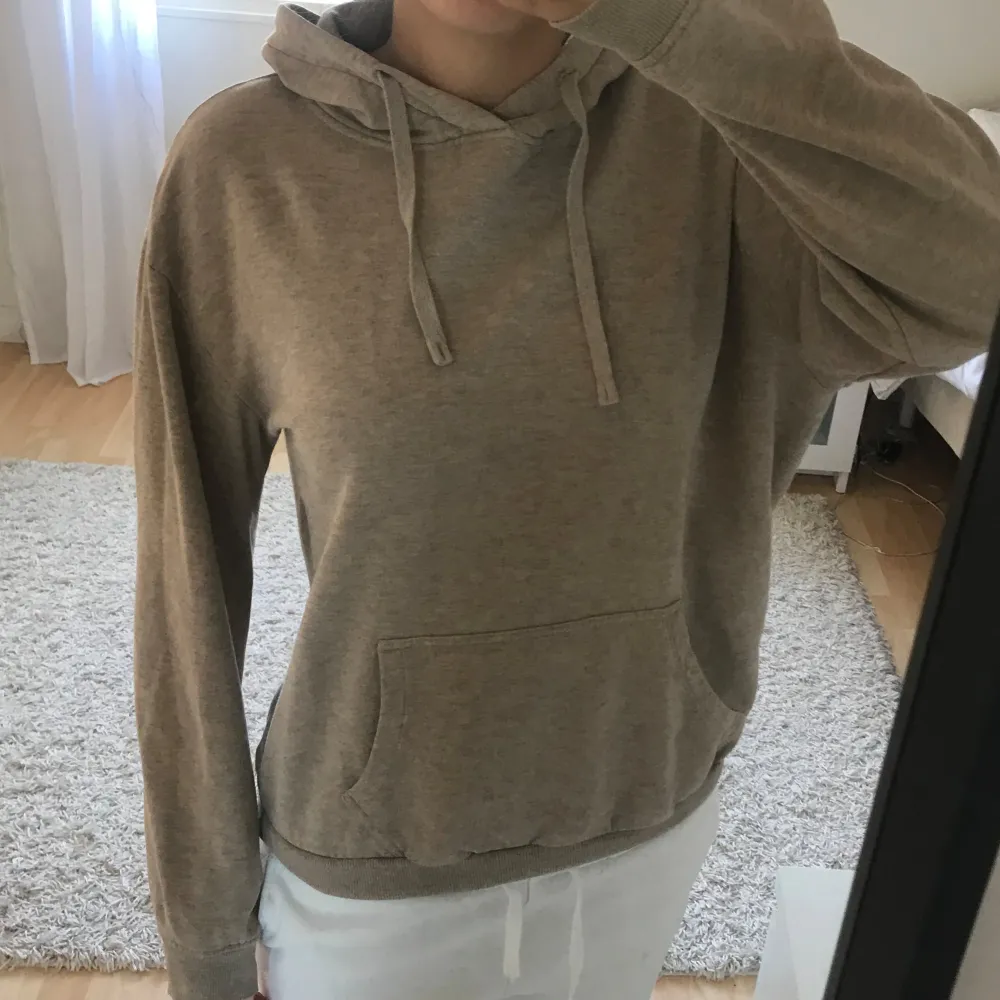 Beige hoodie som knappt är använd. Inga defekter och parfekt till hösten 💕💕. Tröjor & Koftor.