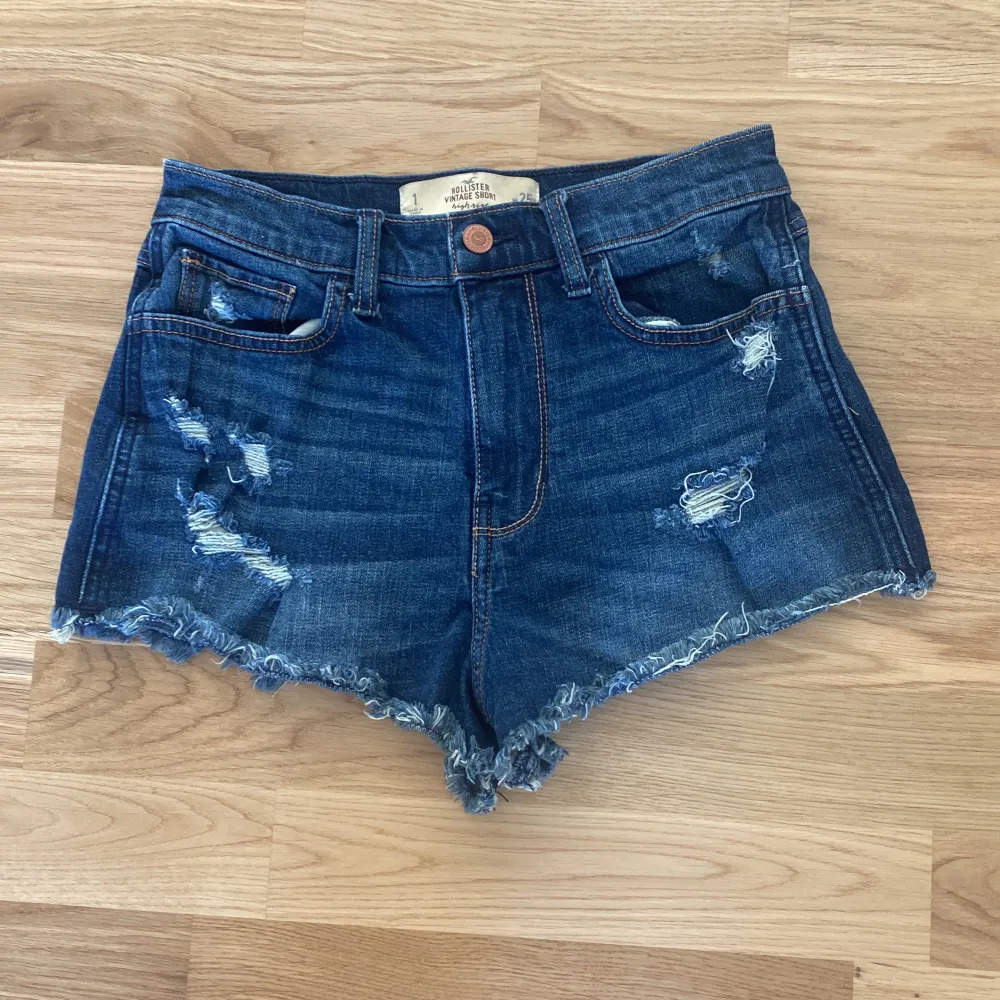 Ett par snygga Hollister shorts som är high Rise. De är i bra skick dvs inga defekter. Midjemåttet är 34 cm❤️. Shorts.