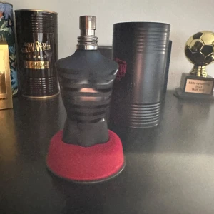 JPG LE MALE ULTRA MALE - säljer min jpg ultra male då den inte kommer till någon användning. Sparsamt använd. Passar perfekt nu till hösten och vintern❄️ Hör av er vid några frågor Nypris runt 900kr