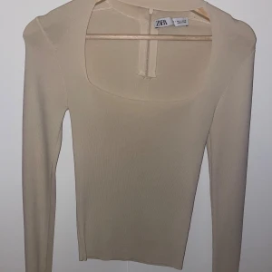 Zara topp - Säljer denna zara topp som tyvärr inte kommer till andra längre, använd Max en gång. Hör av vid frågor 💕☺️