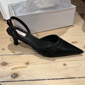 Klacksko med spänne, Nelly - Säljer dessa skitsnygga klackar då jag inte får plats med fler skor. Helt nya och ligger fortfarande kvar i kartongen. 
