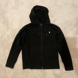 Ralph lauren tröja - Storlek M men liten i storlek, bra skick, säljer för den inte passar. köpt för 2200kr mitt pris är 800