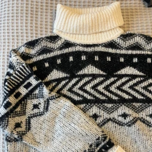 Polotröja med mönster  - Snygg helt oanvänd mönstrad tröja med polo, från noisy may storlek S. Passar även M. Köpt på jenasbolaget för 499