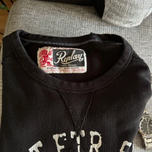 Replay tröja  - Replay tröja i bra skick som passar bra till hösten, passar mig som är 187 som ni ser på bilden. Storleken är M fast funkar säkert bra om du har S eller L också beroende på vilken passform du letar efter.