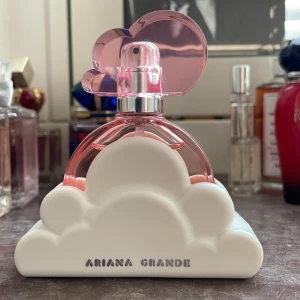Ariana Grande Cloud pink edp 30ml - Sprayad någon enstaka gång 