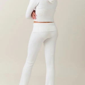 Knitted Yoga Pants Gina Tricot - Storlek 146/152.  Prislappen sitter fortfarande kvar, aldrig använt. Säljer pga för liten på mig Nypris:299kr Mitt pris: 170kr