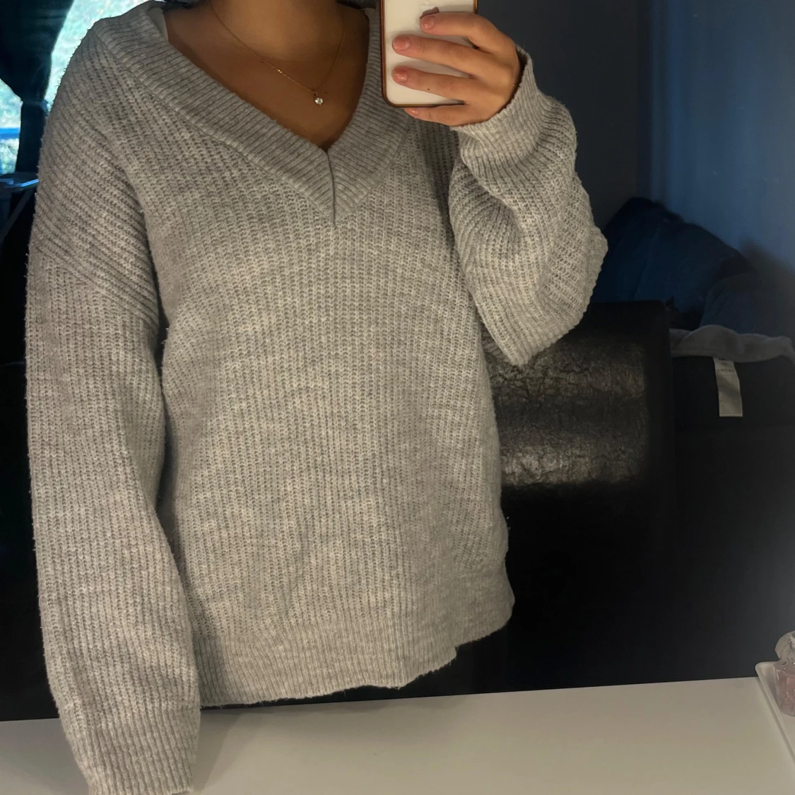 Grå stickad tröja med v-ringning - 90