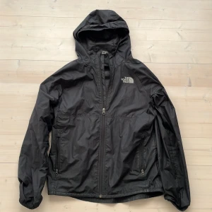 The north face jacka - Jackan är i mycket bra skick och den är en windbreaker skriv vid fler frågor