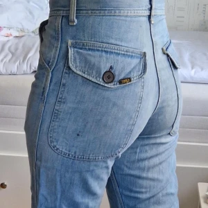 Vintage Lee jeans - Vintage Lee jeans från Beyond Retro. Snygg tvätt och form. Utan storlek men skulle tro att de är runt 26W. En liten fläck på ena bakfickan. Skriv om frågor finns! 🌸🌸