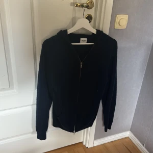 Kashmir Zip Hoodie - John Henric Kashmir Zip Hoodie Säljer för jag blivit för krallig så den är för liten  Bra skick Nypris 2500