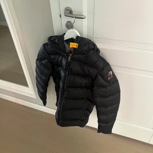 Parajumpers jacka  - Säljer min gamla pj jacka sicket är 9,5/10 den är använd max 10 gånger, ny pris 4600kr
