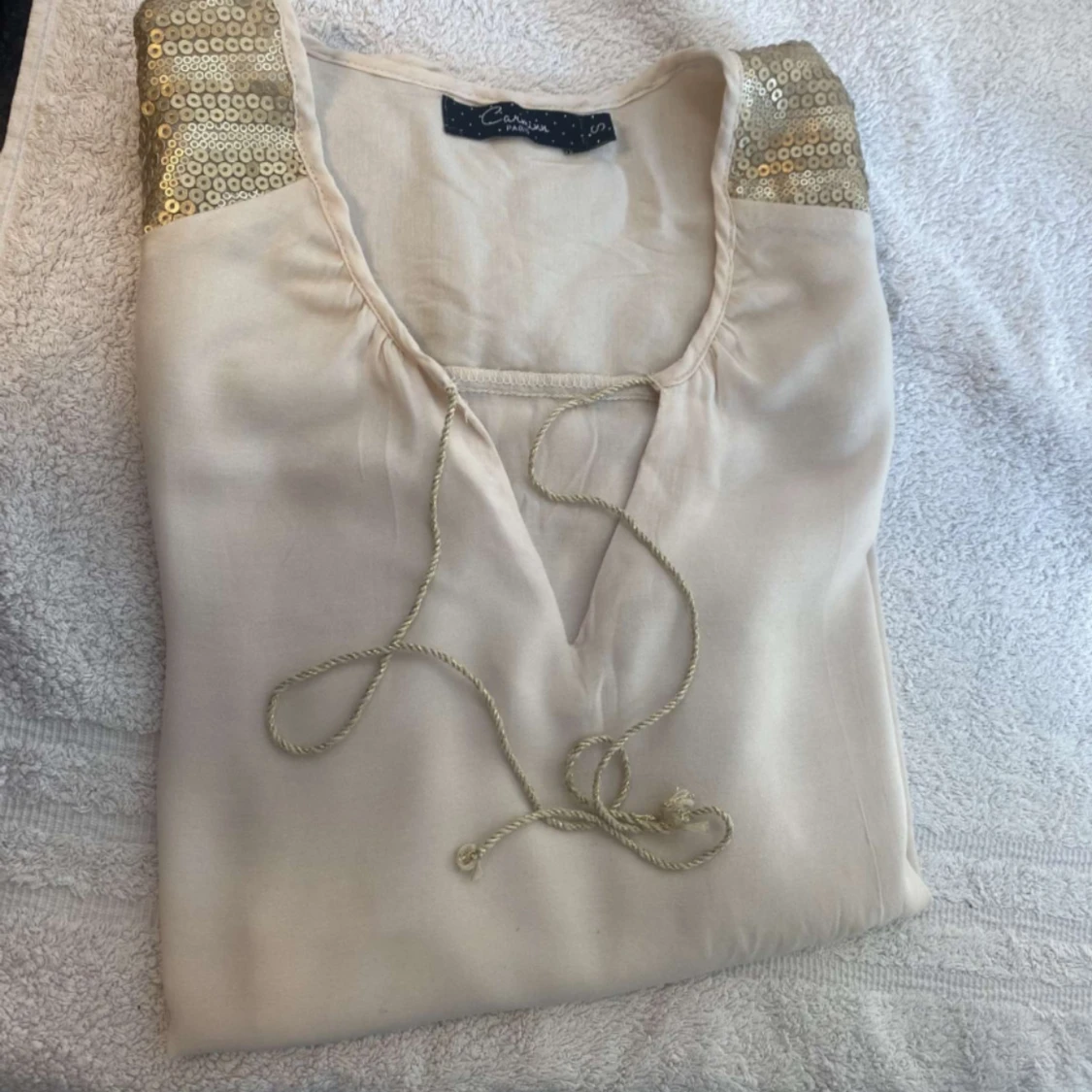 Vit och guldig tröja - 91