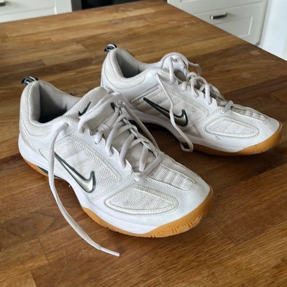 Snygga Nike-sneakers i storlek 40 och 1/2. . Neuletakit & Villapaidat.
