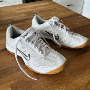Slor - Snygga Nike-sneakers i storlek 40 och 1/2. 