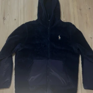 Polo Ralph Lauren fleece  - Polo Ralph Lauren fleece som är väldigt sparsamt använd. Säljer på grund av att den var för stor för mig och inte är min stil längre.  Nypris ligger på ungefär 1600-2000