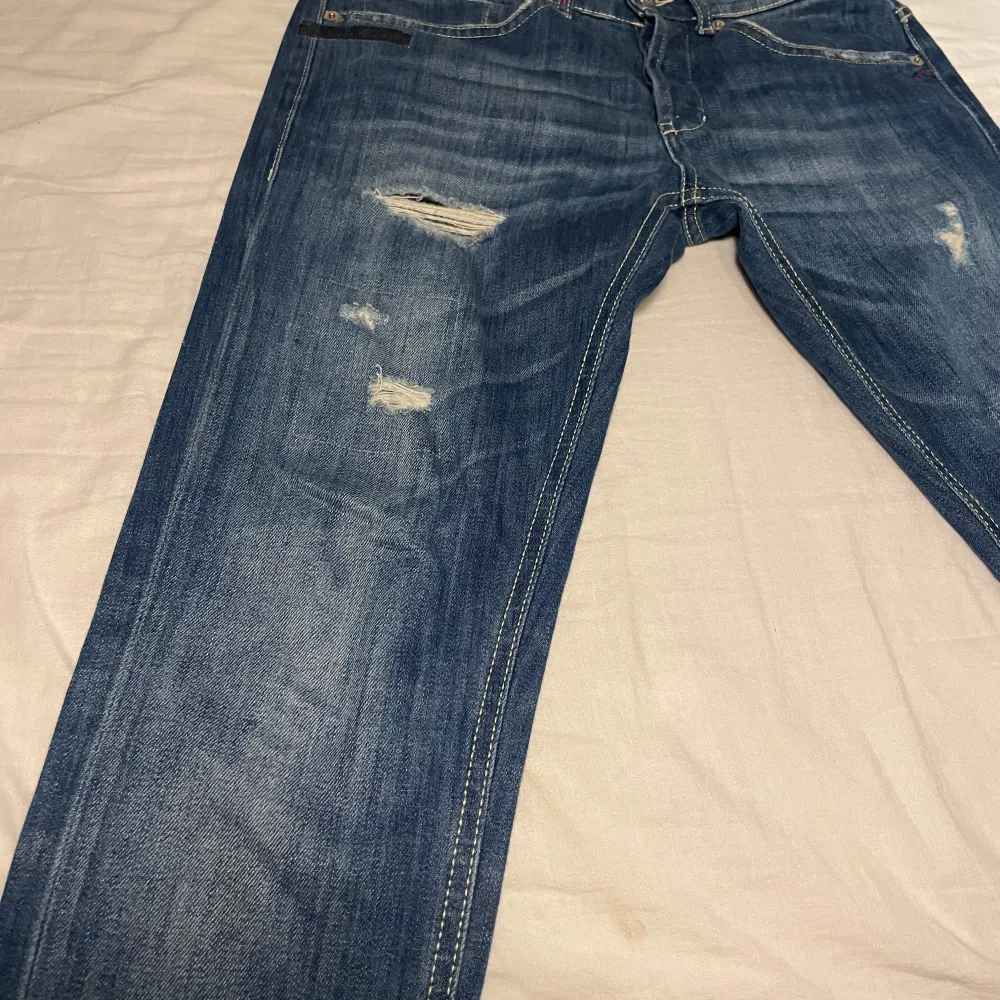 STEAL! Ett par feta dondup jeans med slitningar | passar perfekt inför hösten🍁| condition: 10/10, som nya | säljer dem för att de är för små | kom privat för minsta lilla fundering (pris kandiskuteras!) kan ta emot byten! . Jeans & Byxor.