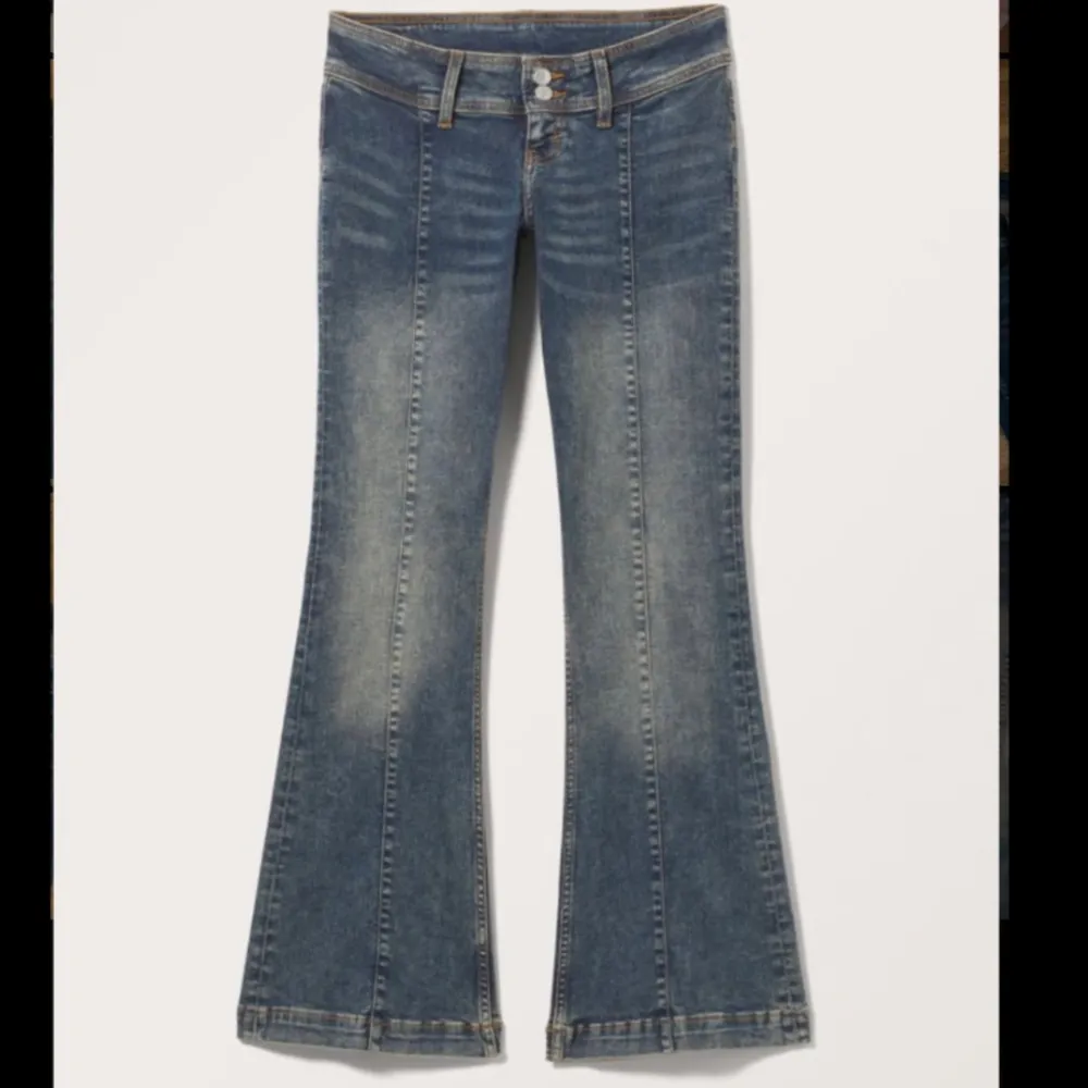 Super snygga trendiga jeans från monki i storlek 27/34 , fick hem de igår och har aldrig haft på mig de förutom i bilderna ,de är bootcut / utsvängda och väldigt low Waist och säljer då de tyvärr var för stora för mig 💕 kostar 500kr nypris . Jeans & Byxor.