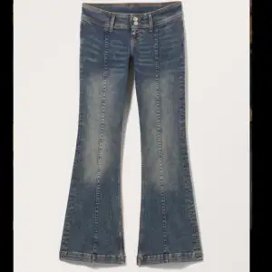 Super snygga trendiga jeans från monki i storlek 27/34 , fick hem de igår och har aldrig haft på mig de förutom i bilderna ,de är bootcut / utsvängda och väldigt low Waist och säljer då de tyvärr var för stora för mig 💕 kostar 500kr nypris 