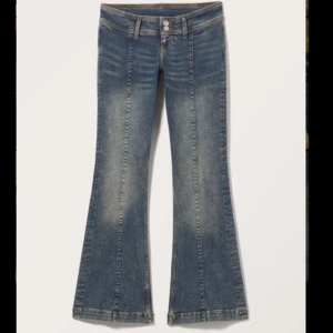 Jeans från monki  - Super snygga trendiga jeans från monki i storlek 27/34 , fick hem de igår och har aldrig haft på mig de förutom i bilderna ,de är bootcut / utsvängda och väldigt low Waist och säljer då de tyvärr var för stora för mig 💕 kostar 500kr nypris 