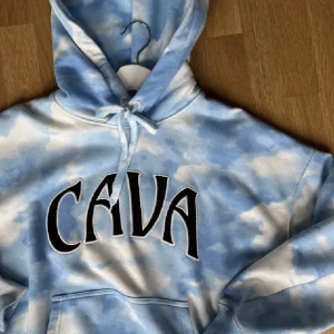 Hoodie - Säljer min nästan oanvända hoodie för att den tyvärr inte kommer till användning. Den är i nyskick och inga defekter! Det är bara att skicka om frågor finns💕