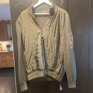 J.linderberg cardigan - Säljer nu denna snygga cardigan/hybridjacka från J.Linderberg i otroligt bra skick då inte längre kommer till användning. Nypris 3199 Pris går att diskutera! 