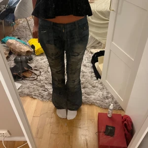 Lågmidjade jeans - As snygg militär lågmidjade jeans. Midjemått 37 cm och innerbenslängd 81 cm