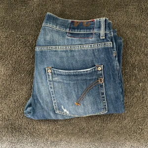 Dondup jeans - Säljer dessa feta mörkblåa dondup jeans som inte har något tecken på användning!