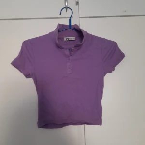 Tshirt - Om man ska ha en hel färg på sig så kan denna tshirt funka och går till vardagen också, har knappt använt den