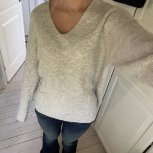 Stickad tröja - Säljer denna beiga stickade tröjan från veromoda💕