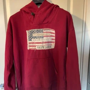 Ralph lauren denim and supply hoodie  - Säljer nu min röda denim and supply hoodie. Tröjan görs inte längre och är därför svår att få tag på. Tröjan är i utmärkt skick och har ingen skada bara lite använd. Säljer nu för endast 750kr. Skriv om ni undrar nåt 👍