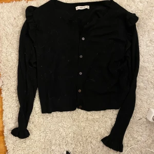 Zara kofta till salu!!!🎀 - Säljer denna för 115kr för den kommer inte till användning för den är för stor den är i storlek L,gör inga plick affärer bara Swish lägger bara upp här så du måste skriva t mig ifall du är intresserad🎀🎀❤️