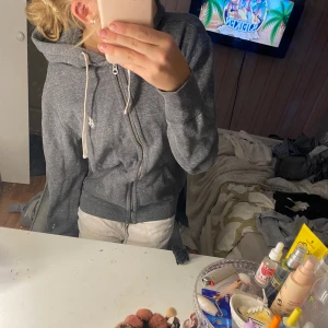 Polo tröja (Ralph Lauren) - Hej denna är till salu för 185kr jag gör endast Swish affärer lägger bara upp på plick skriv t mig för intresse tack🎀🎀Vet ej om den är i kvinna eller man😃