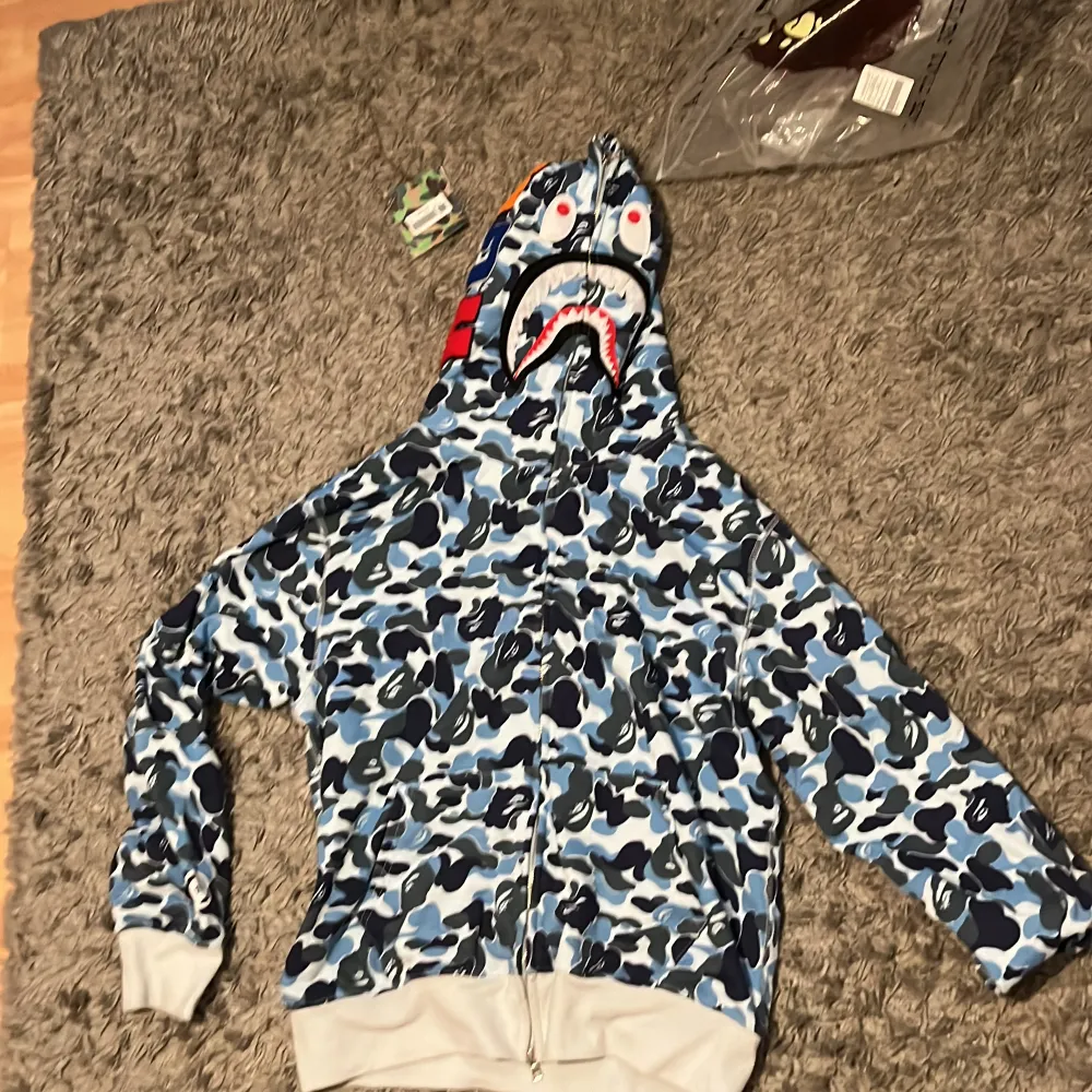 Blå bape hoodie nästan helt oanvänd cond 10/10. Hoodies.