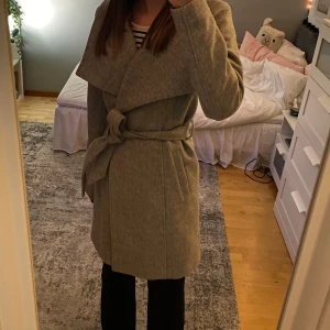 Grå kappa - Fin och varm kappa med foder inuti från Vero Moda. 🤍 Den är bara använd några gånger så den är i fint skick 🥰 Däremot är knapparna sydda själv eftersom de satt löst från början (se bild) men det är inget man tänker på. Extraknappar tillkommer ☺️ 