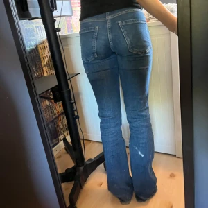 Bootcut jeans  - Snygga bootcut jeans som sitter så bra! Säljer då de är för långa på mig. Jag är 162 cm. Midjemått: 35 cm Innerbenslängd: 80 cm Lite slitna längst ner (se sista bilden) Annars väldigt bra skick!💗