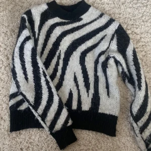 Stickad zebra tröja - Assnygg varm zebratröja som är stickad å något hårig (vill typ inte sälja den men behöver pengarna😭) Perfekt till hösten och vintern⭐️💕 Den är i storlek M men ja skulle säga att den är väldigt liten i storleken så passar xs/s💕 Första bild lånad!