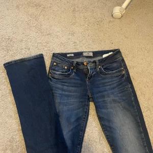 LTB JEANS! - Ltb jeans i modellen valerie Köpta förra året men inte använt på länge Bra skick, lite slitage längst ner men syns knappt  