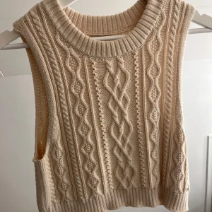 Beige väst - Köpt från Pull&Bear för några år sen. Endast använd fåtal gånger🧸