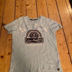 Fin babytee från guess - Jättefin guess babytee köpt second hand