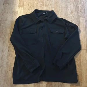 Overshirt - Jag säljer min navy blue overshirt från Only & sons.  Den är endast använd typ 5 ggr så den är i nyskick. Storleken är TTS. skick 10/10 endast använd 2 ggr.