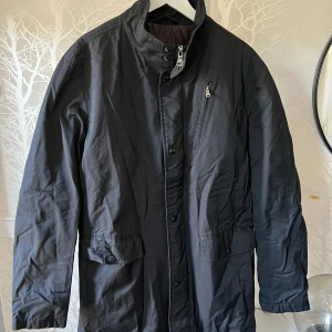 Oscar Jacobson Danton Coat stl 56 - Fin rock med vattenavvisande material. Perfekt för höst och milt vinterväder. 