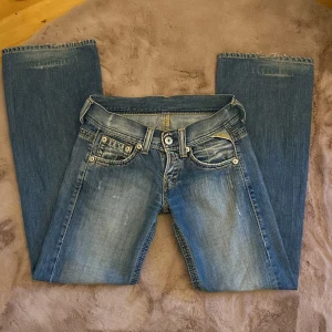 Lågmidjade replay jeans  - Supersnygga replay jeans som tyvärr inte passar mig 💛  Midjemått: 38 cm rakt över  Innerbenslängd: 77/78 cm  Storlek 25/32